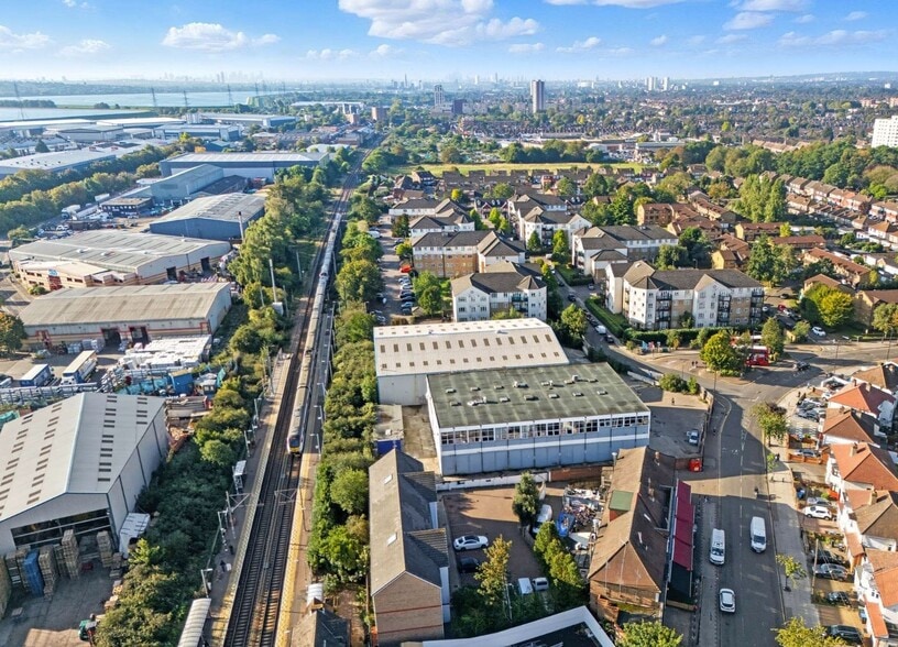 241 GREEN STREET, ENFIELD portfolio of 2 properties for sale on LoopNet.ca - Primary Photo - Image 2 of 2