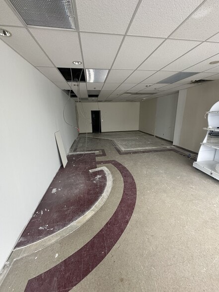 11921-12043 Johnson Dr, Shawnee, KS for lease - Building Photo - Image 2 of 13