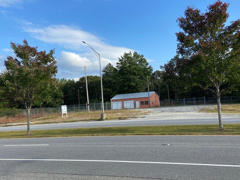 805 W. O . Ezell Blvd, Spartanburg, SC à louer - Photo du bâtiment - Image 2 de 4