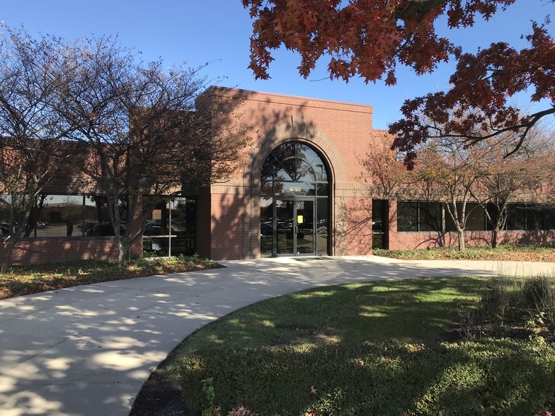 9795 Crosspoint Blvd, Indianapolis, IN à louer - Photo du bâtiment - Image 2 de 3