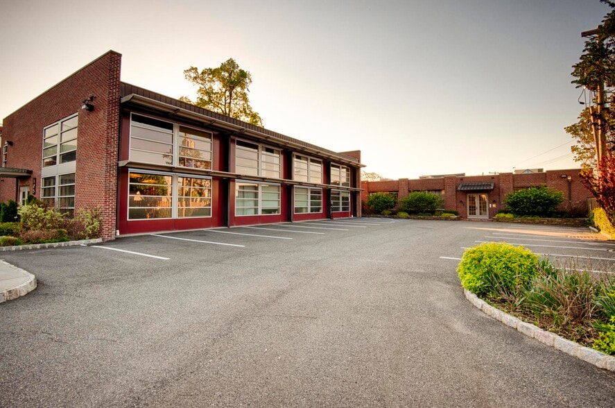 105 Grove St, Montclair, NJ for lease - Building Photo - Image 2 of 5