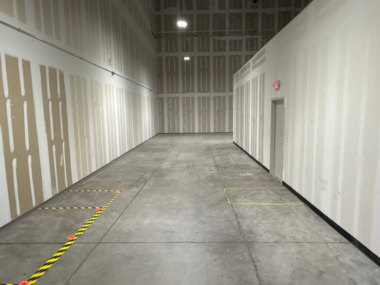 27347 W Hardy Rd, Spring, TX for lease - Building Photo - Image 3 of 6