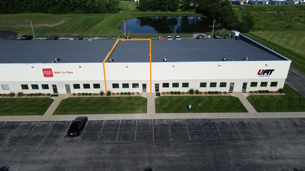 340-370 N Commerce Parkway Dr W, Greenwood, IN for lease - Building Photo - Image 1 of 3