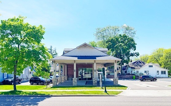 311 W University Dr, Rochester, MI à louer - Photo du bâtiment - Image 2 de 38