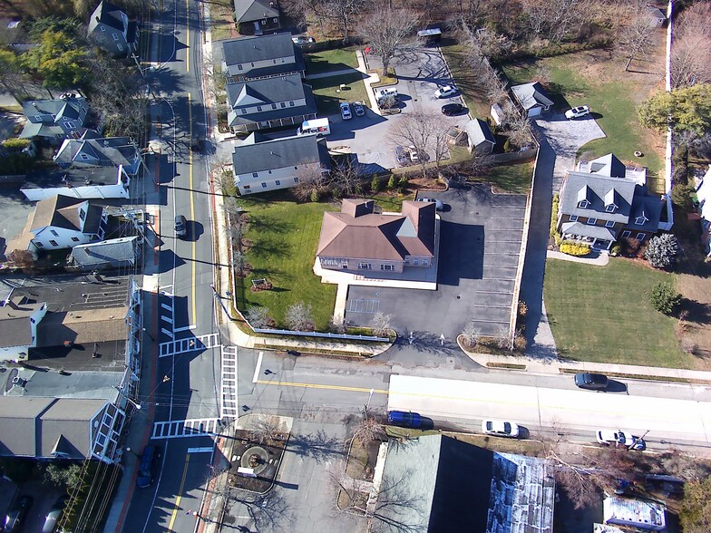 581 Middle Rd, Bayport, NY à vendre - Photo du bâtiment - Image 2 de 11