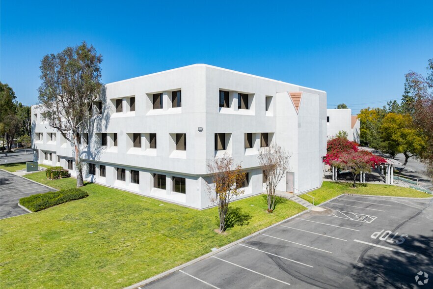 601 Potrero Grande Dr, Monterey Park, CA à louer - Photo du bâtiment - Image 3 de 5