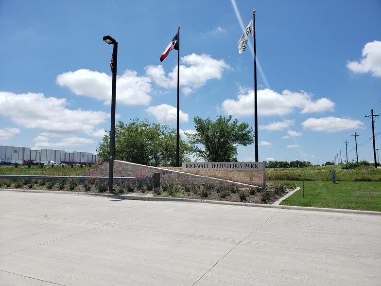 Corporate Crossing & Capital Blvd, Rockwall, TX à vendre - Photo du bâtiment - Image 3 de 7