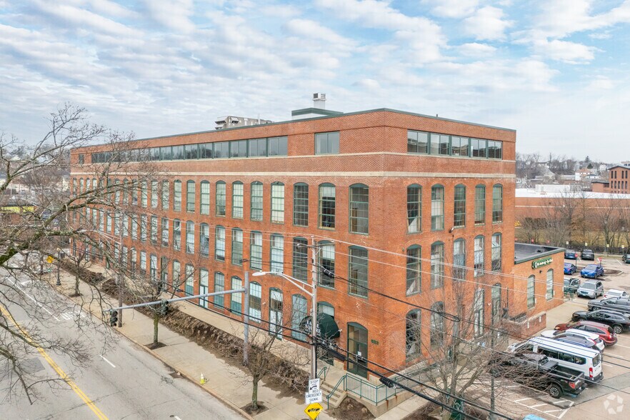 325 Valley St, Providence, RI à louer - Photo du bâtiment - Image 2 de 35