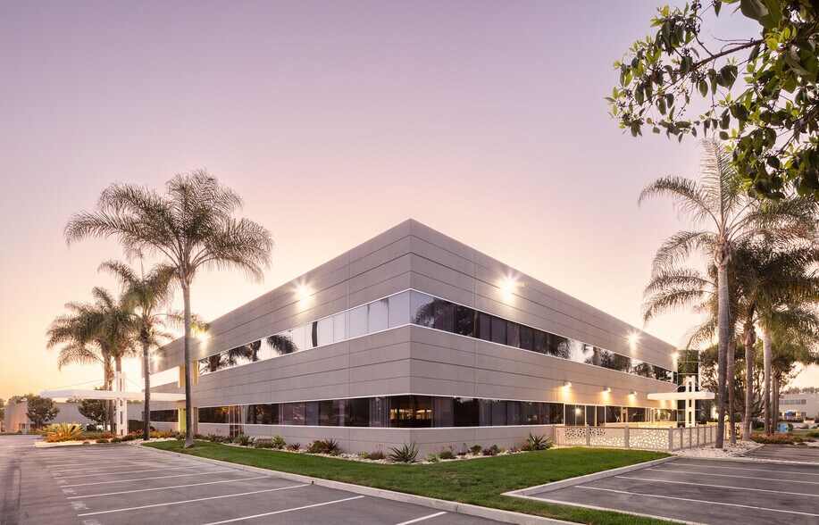 2231 Rutherford Rd, Carlsbad, CA à louer - Photo du bâtiment - Image 2 de 14