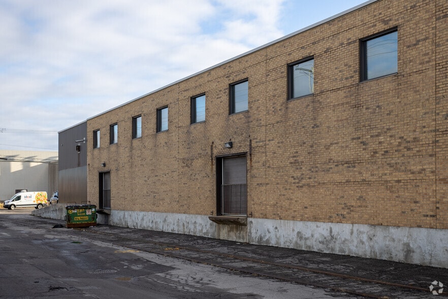 127-155 Montée de Liesse, Montréal, QC à louer - Photo du bâtiment - Image 3 de 27