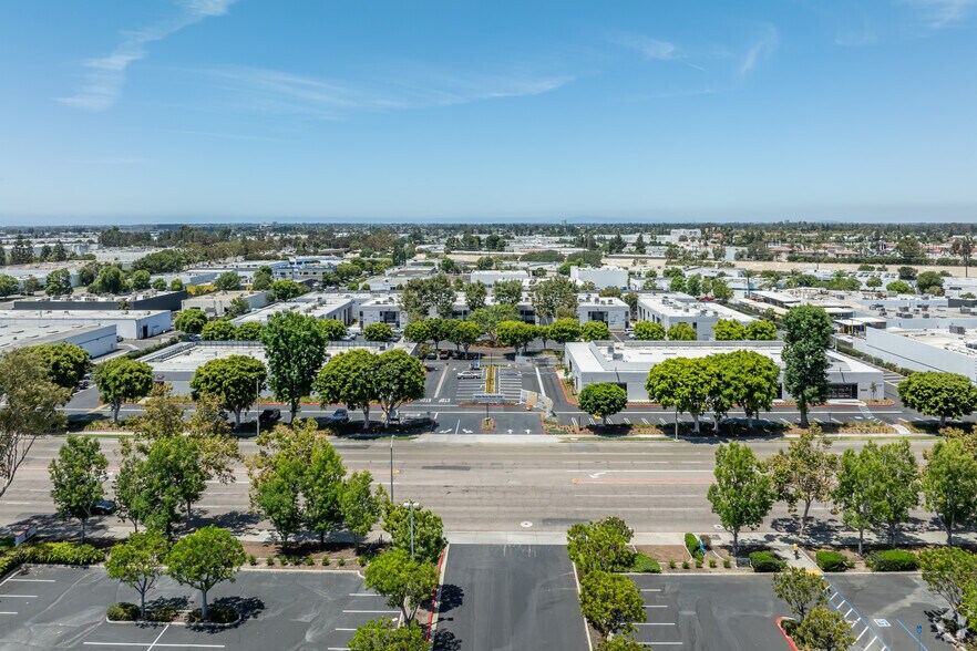 2730 S Harbor Blvd, Santa Ana, CA à louer - Aérien - Image 2 de 6