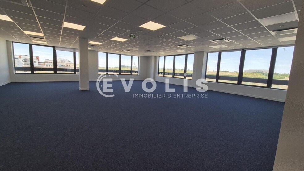 Office in Chessy for lease - Interior Photo - Image 3 of 8