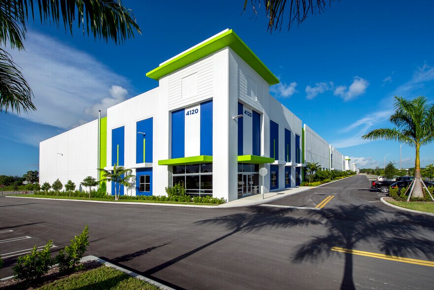 4120 W 91st Pl, Hialeah, FL à louer - Photo du bâtiment - Image 2 de 15