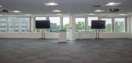 300 Lighting Way, Secaucus, NJ à louer Photo intérieure- Image 1 de 7