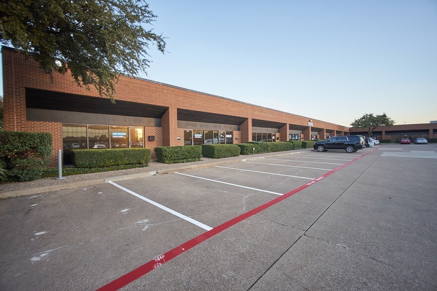 11498 Luna Rd, Farmers Branch, TX à louer - Photo du bâtiment - Image 2 de 42