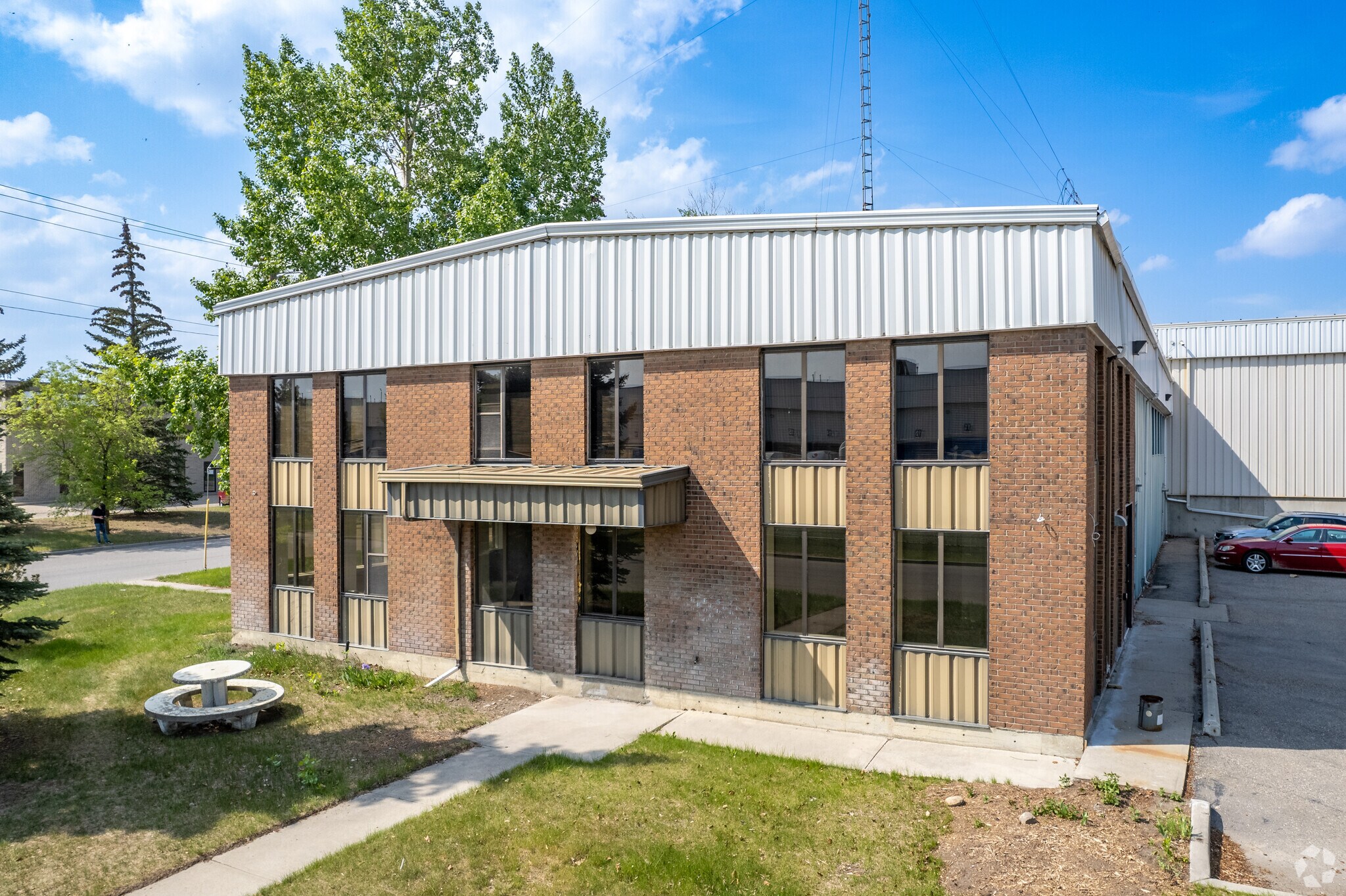 4710 78th Ave SE, Calgary, AB à vendre Photo du bâtiment- Image 1 de 7