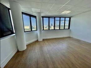 Office in Charenton-le-Pont for lease Interior Photo- Image 1 of 2