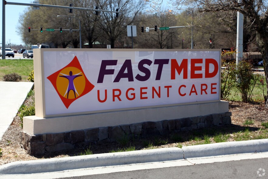 5701 University Pky, Winston-Salem, NC à louer - Photo du bâtiment - Image 3 de 3