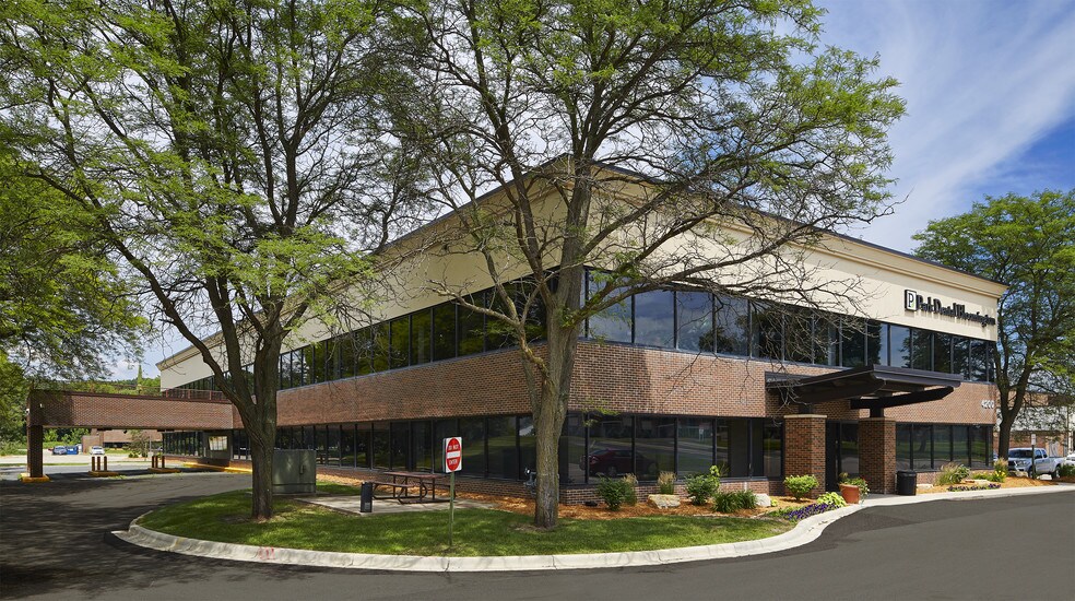 4200 W Old Shakopee Rd, Bloomington, MN à louer - Photo du bâtiment - Image 2 de 4