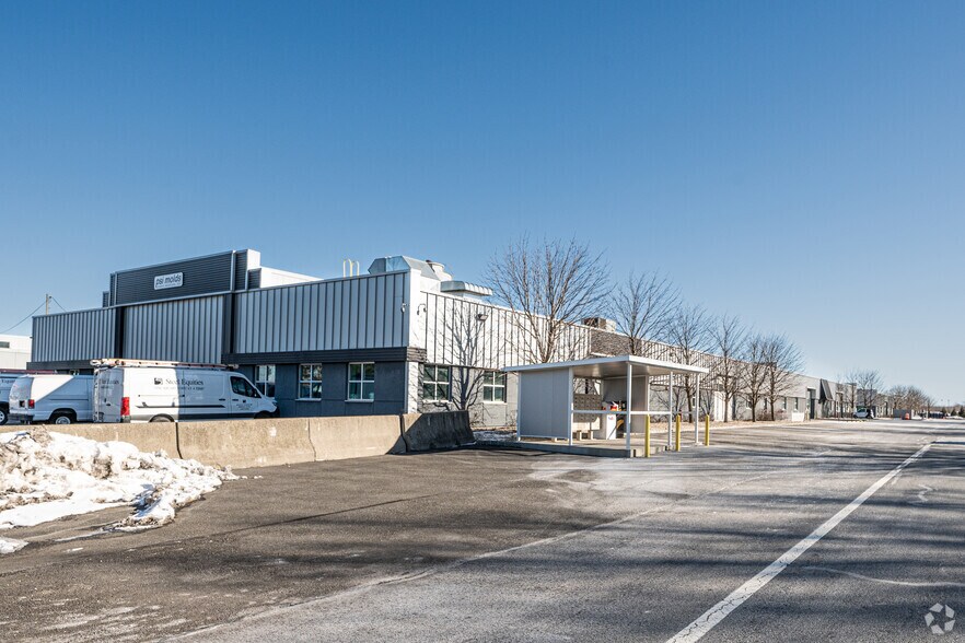 999 S Oyster Bay Rd, Bethpage, NY à louer - Photo du bâtiment - Image 3 de 10