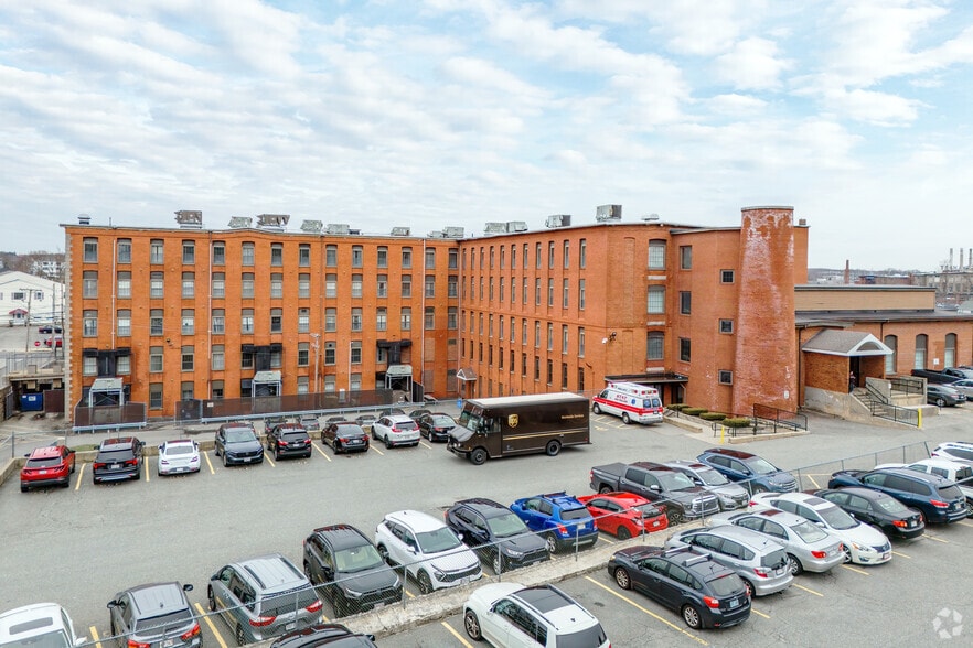 1565-1567 N Main St, Fall River, MA à louer - Photo du bâtiment - Image 3 de 5