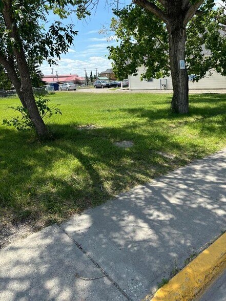 313 1 St E, Cochrane, AB à vendre - Photo du bâtiment - Image 3 de 7