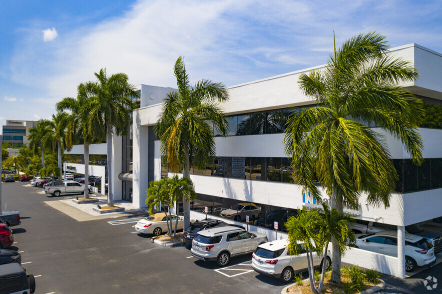 7370 College Pky, Fort Myers, FL for lease - Building Photo - Image 1 of 13