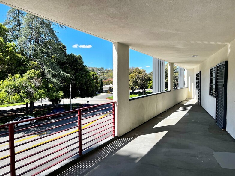 13223 Ventura Blvd, Studio City, CA à louer - Photo du bâtiment - Image 2 de 5