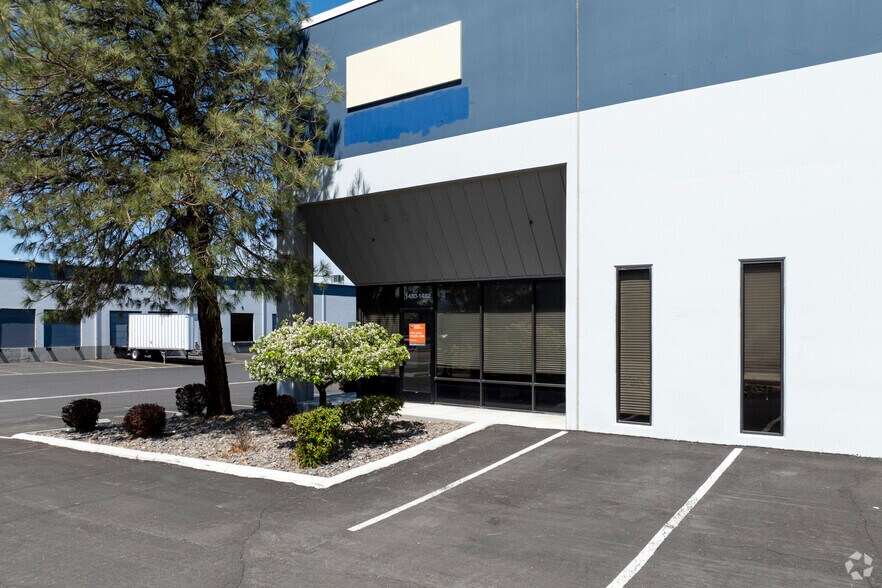 1480-1498 Kleppe Ln, Sparks, NV à louer - Photo du bâtiment - Image 3 de 6