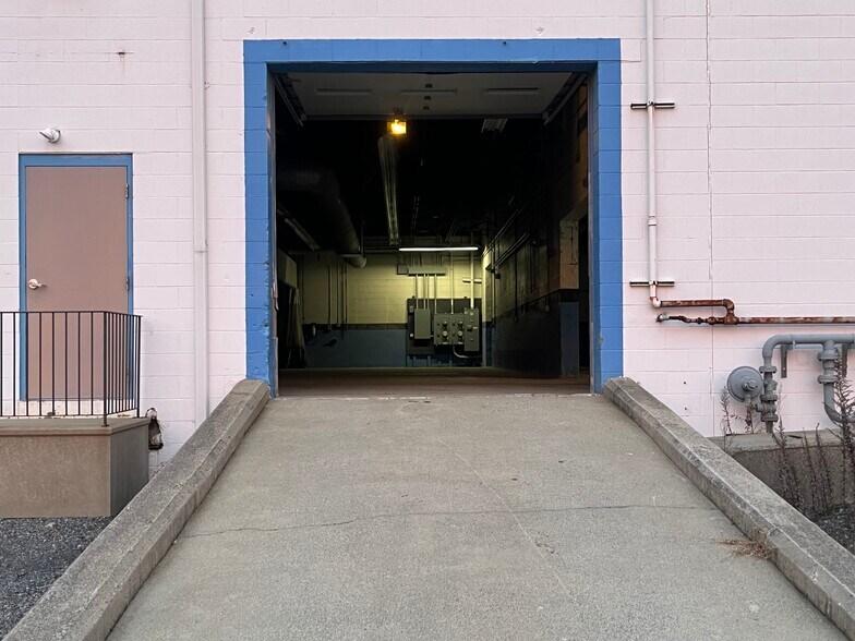 51 Aster St, West Warwick, RI à vendre - Photo du bâtiment - Image 2 de 14