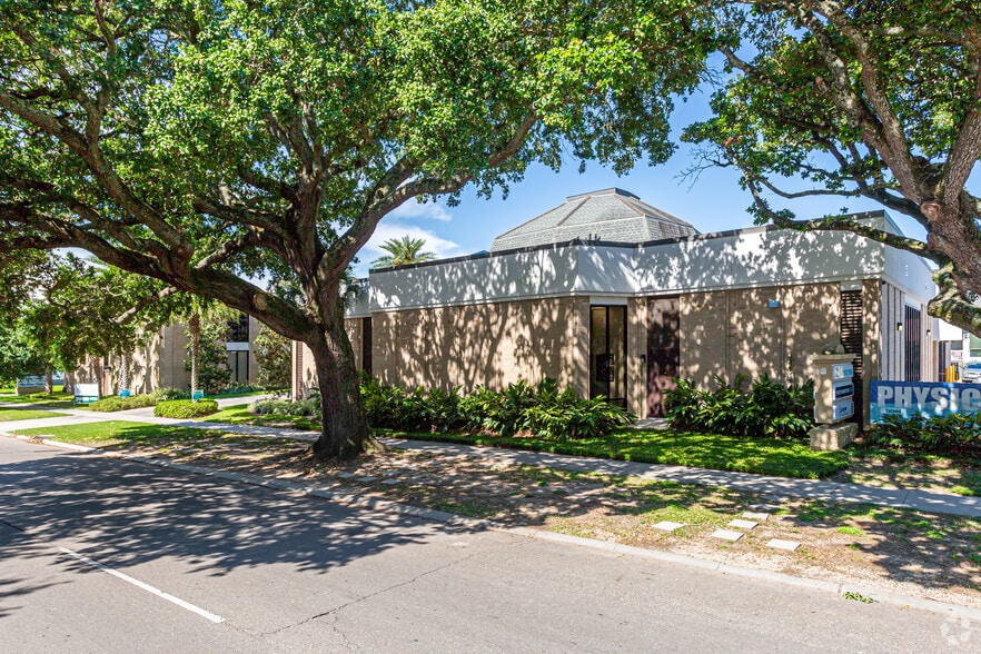 7030 Canal Blvd, New Orleans, LA for lease - Primary Photo - Image 1 of 4