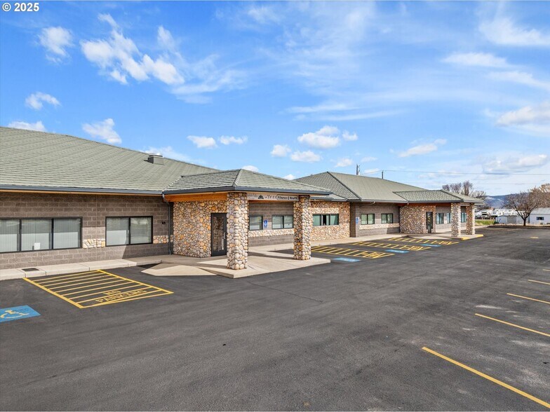 2519 Cove Ave, La Grande, OR à vendre - Photo du bâtiment - Image 2 de 20