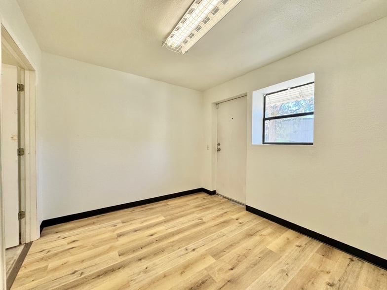 11631 Columbia Park Dr E, Jacksonville, FL for lease - Building Photo - Image 3 of 6