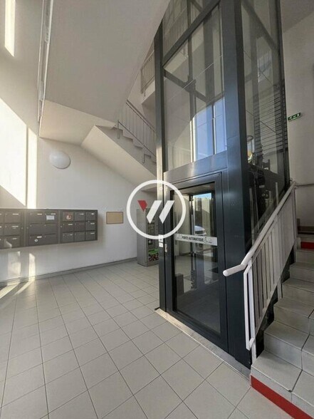 Office in Aubagne for lease - Lobby - Image 2 of 11