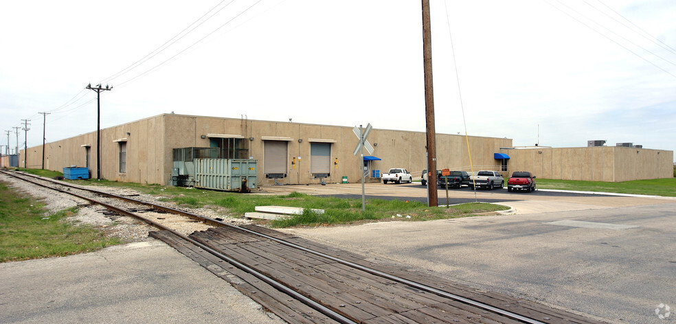 1010 E Avenue J, Grand Prairie, TX for lease - Building Photo - Image 2 of 6