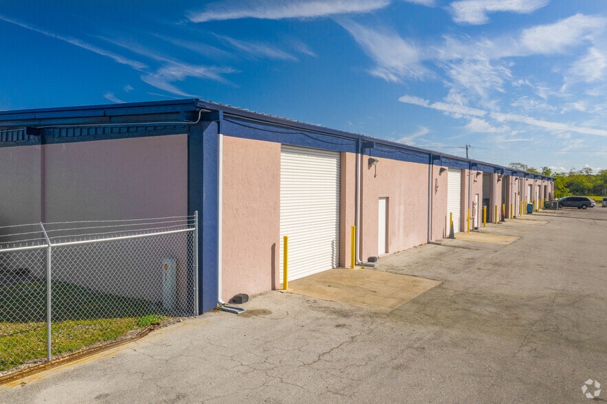 3350 Hanson St, Fort Myers, FL for lease - Building Photo - Image 1 of 4
