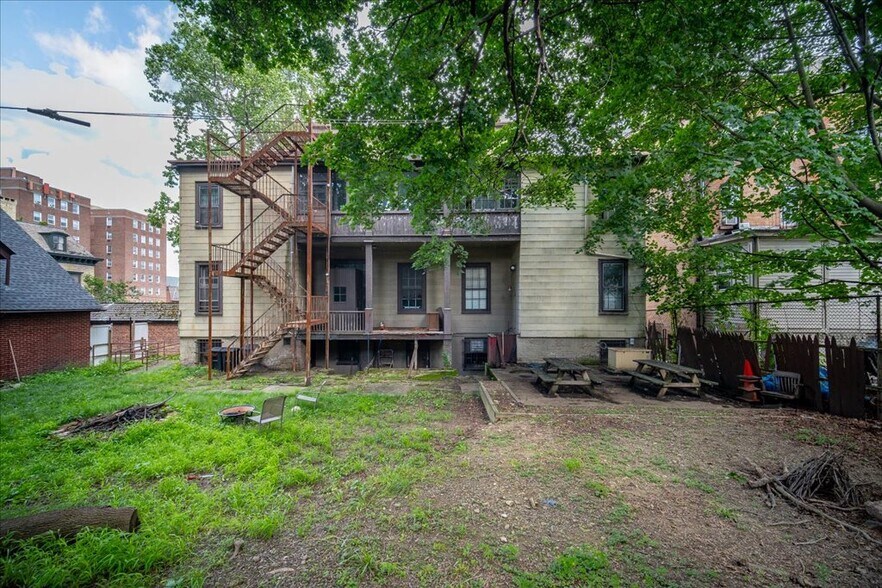 73 Grand St, Newburgh, NY à vendre - Photo du bâtiment - Image 3 de 10