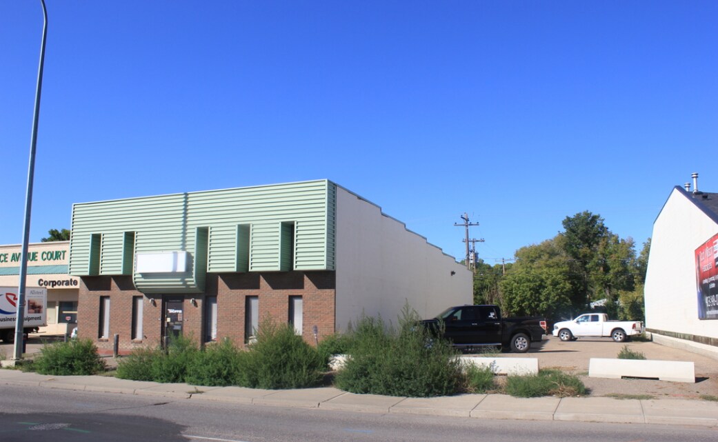 922 Allowance Ave SE, Medicine Hat, AB for sale Primary Photo- Image 1 of 1