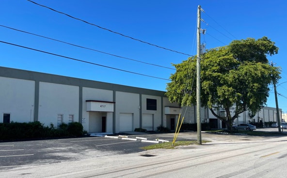 4701-4755 NE 12th Ave, Oakland Park, FL for lease - Building Photo - Image 2 of 11