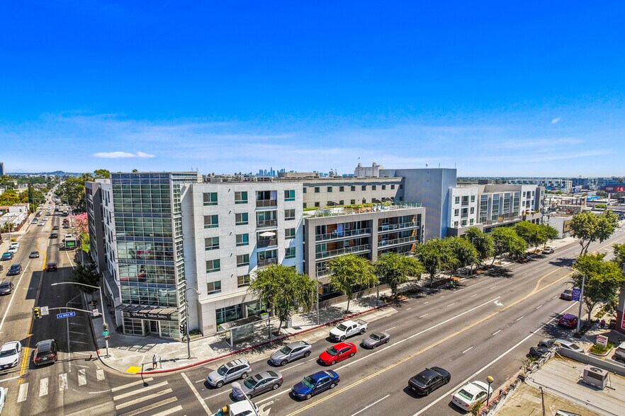 1234 N La Brea Ave, West Hollywood, CA à louer - Photo du bâtiment - Image 1 de 16