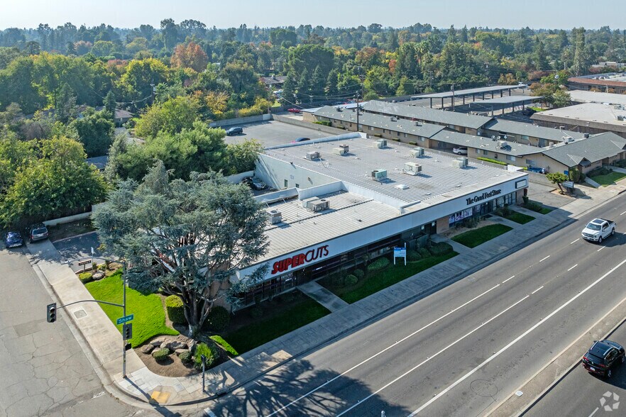 411-435 W Shaw Ave, Fresno, CA à louer - Aérien - Image 3 de 3