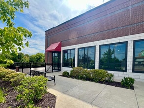 10401-10590 Old Olive Street Rd, Creve Coeur, MO for lease Building Photo- Image 2 of 25