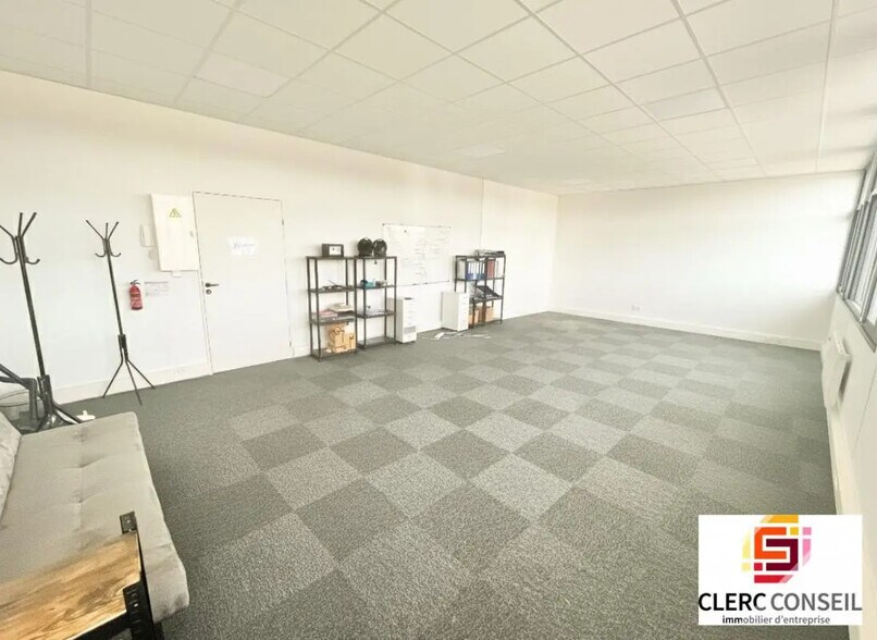 Office in Le Petit-Quevilly for lease - Interior Photo - Image 2 of 4