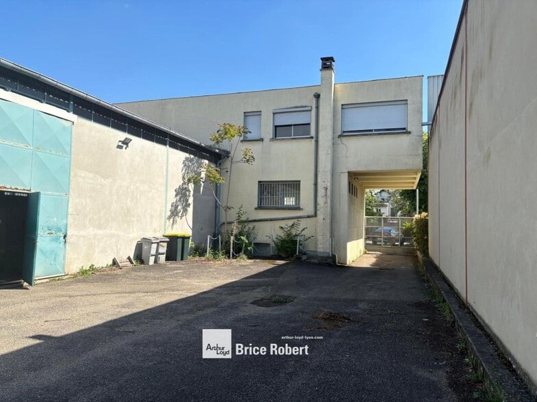 Flex in Decines Charpieu for sale - Building Photo - Image 3 of 6