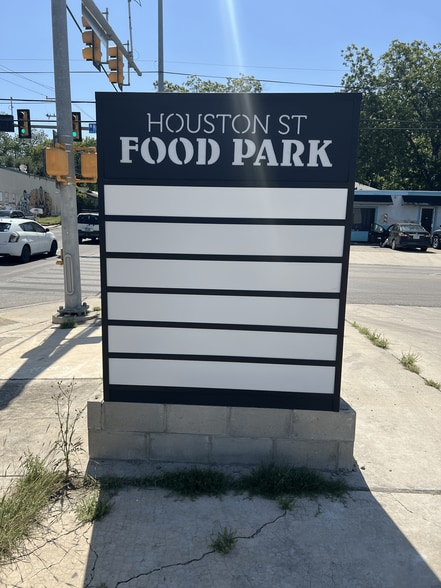 2803 E Houston St, San Antonio, TX for lease - Building Photo - Image 2 of 15