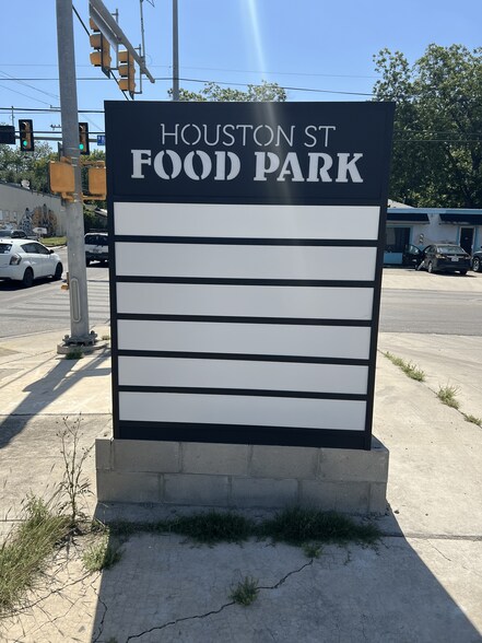 2803 E Houston St, San Antonio, TX à louer - Photo du bâtiment - Image 2 de 15