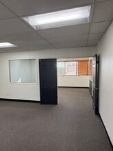 21220 Devonshire St, Chatsworth, CA à louer Photo intérieure- Image 2 de 7