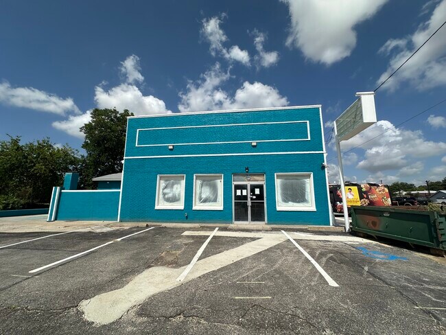 Plus de détails pour 520 S Locust St, Denton, TX - Commerce de détail à vendre