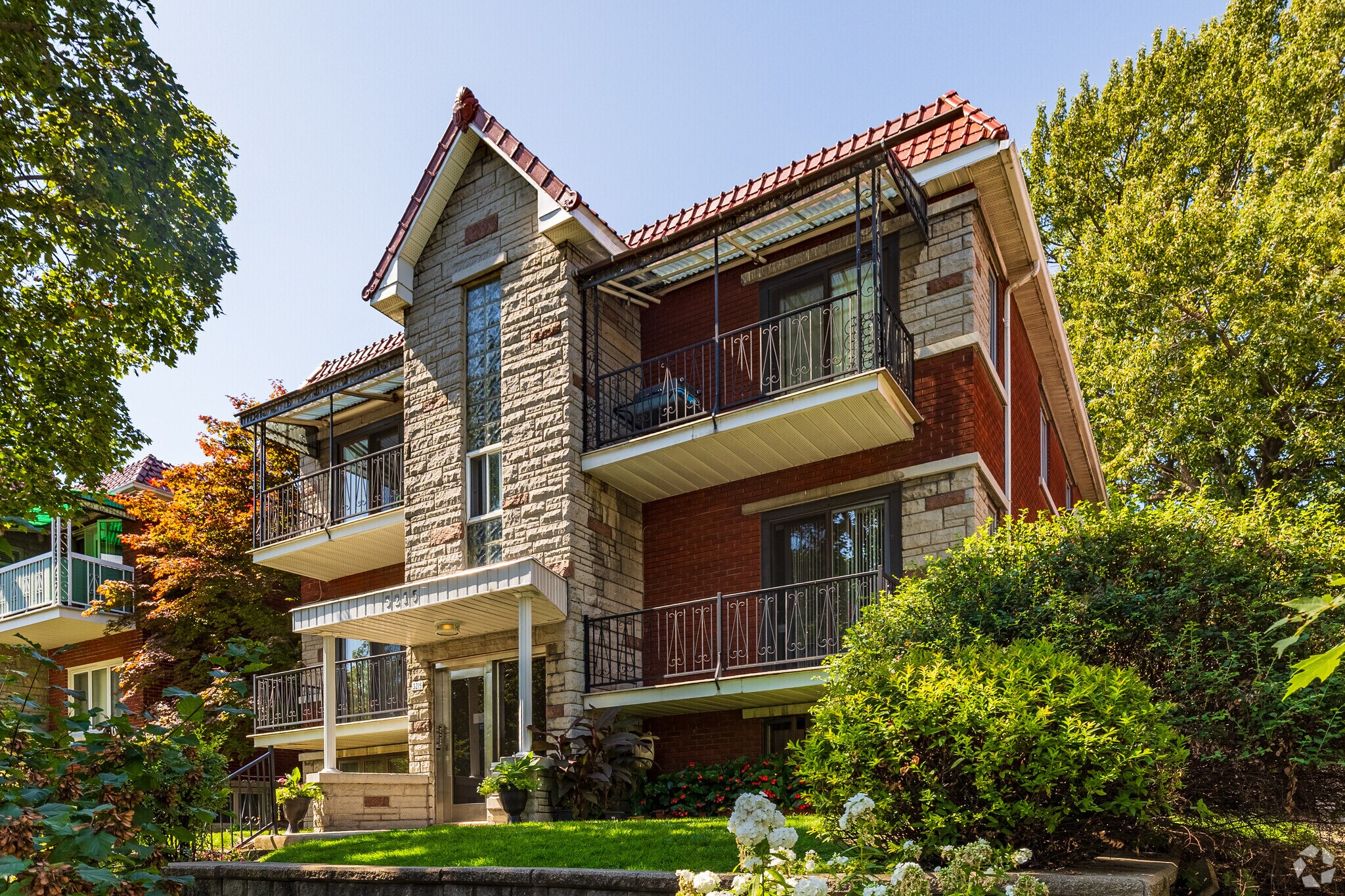 3215 Rue Sherbrooke E, Montréal, QC à vendre Photo principale- Image 1 de 1