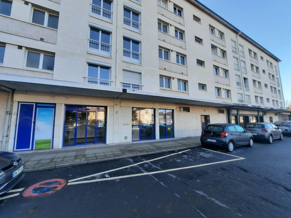 Retail in Petit-Couronne for lease Building Photo- Image 1 of 12